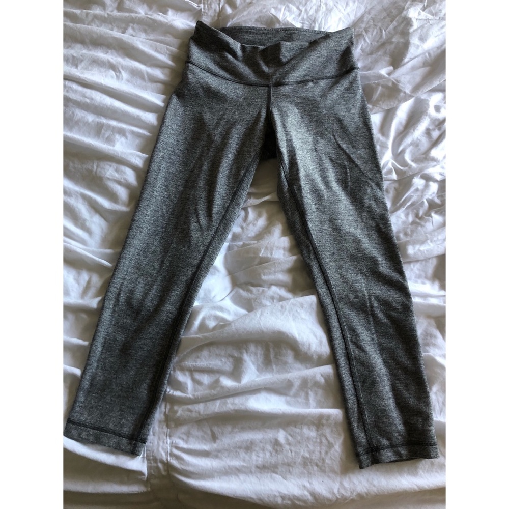 Lululemon light gray cropped leggings